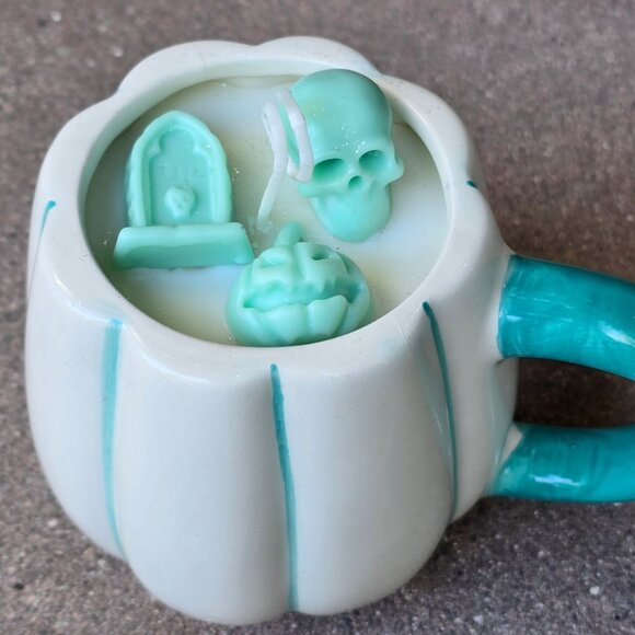 Handmade ✦ Pumpkin Mug Candle ✦ Vanilla Oatmeal Raisin Soy Wax Halloween Decor - Picture 4 of 9